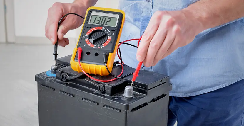 Tension minimale de la batterie de la voiture