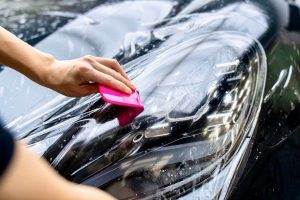 astuce-de-grand-mere-pour-nettoyer-les-phares-de-voiture