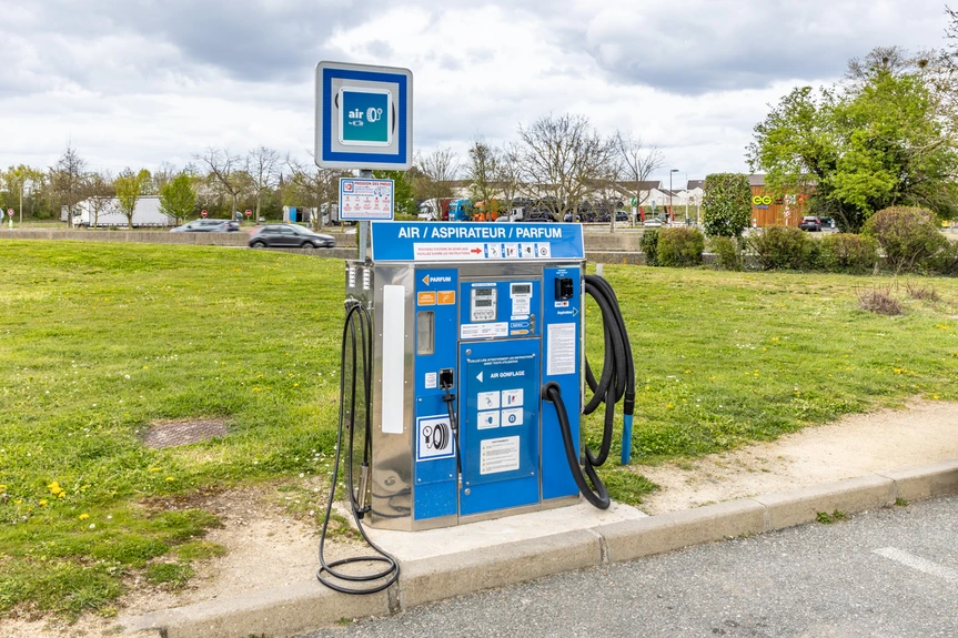 Gonflage pneus en station-service : un réflexe simple avant un long trajet