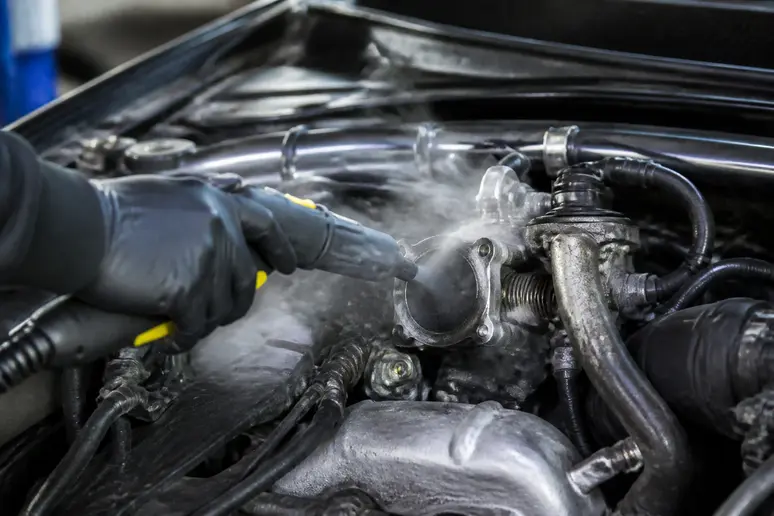 Nettoyage professionnel d'une vanne EGR pour corriger un code p0401 egr dans un garage.