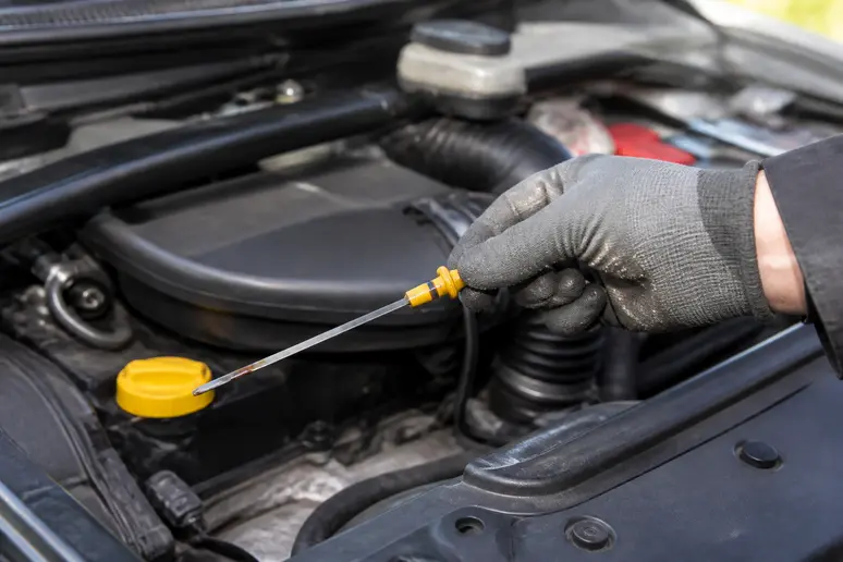 Vérification du niveau d'huile moteur pour le voyant dacia sandero signification.