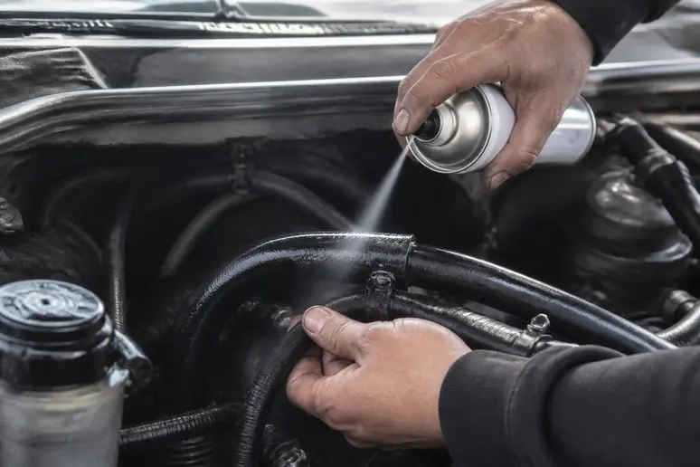 Application d'un spray anti rongeur voiture sur les faisceaux et conduites du moteur