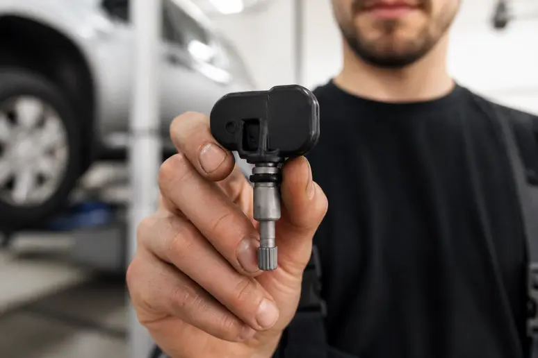 Capteur TPMS direct et valve électronique présentés avant le montage sur la roue