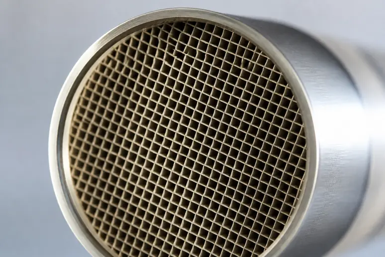 Structure interne alvéolaire en nid d'abeille d'un filtre à particules diesel DPF neuf.