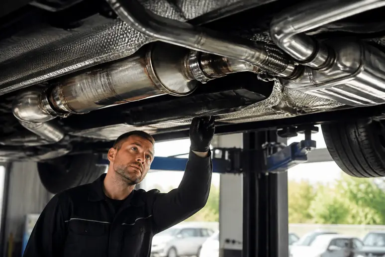 Ligne d'échappement diesel complète avec catalyseur DOC, filtre DPF et système SCR montée sous un véhicule.