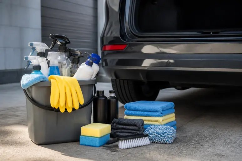 Assortiment complet de produits et accessoires pour le lavage et l'entretien de la voiture