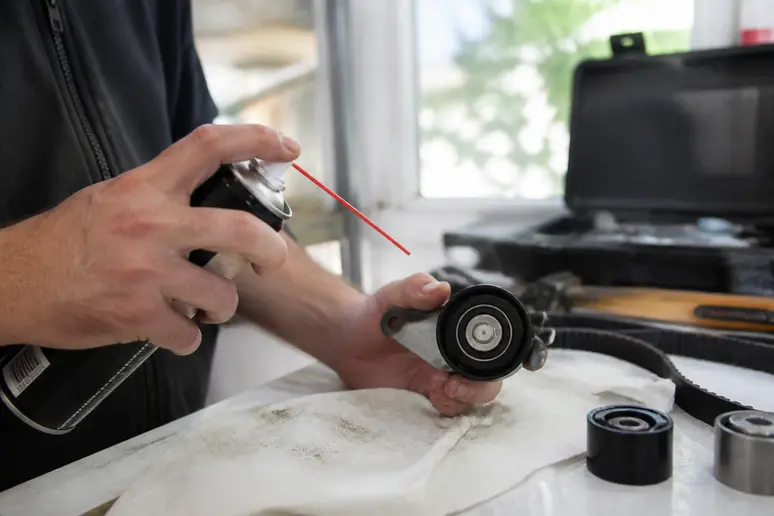 Application d'un lubrifiant silicone en spray sur un mécanisme métallique dans un atelier