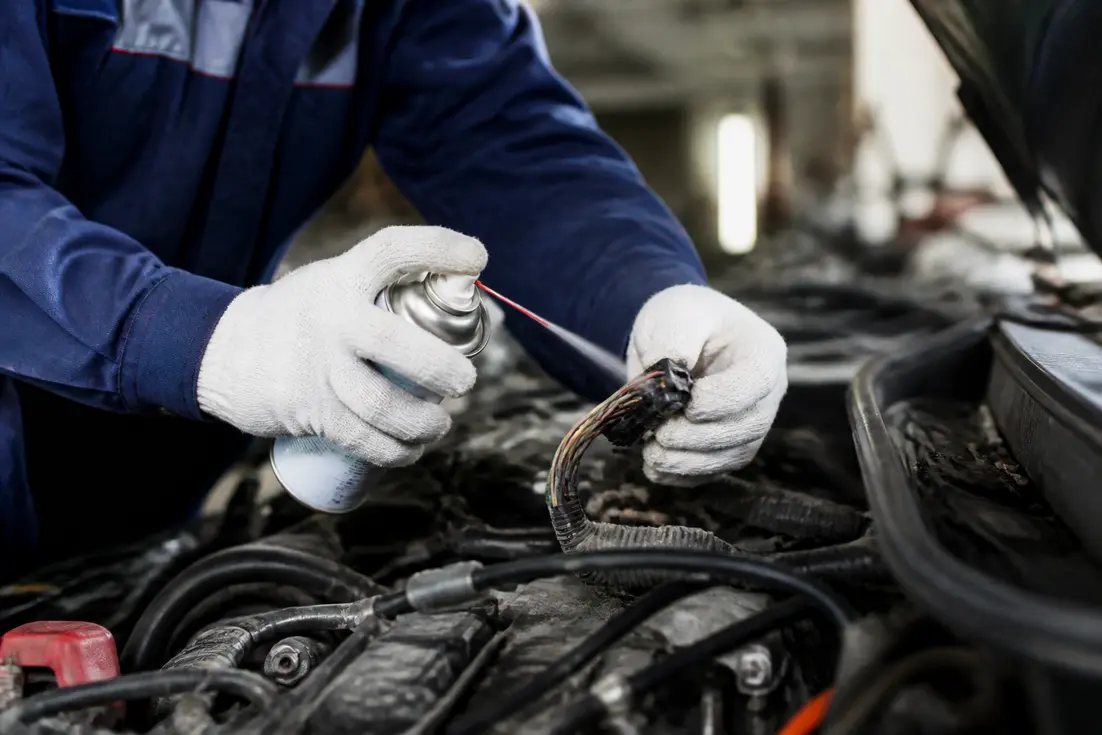 Utilisation d'un nettoyant contact voiture sur les connexions électriques dans un atelier mécanique
