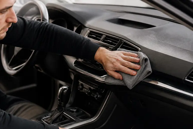 Utilisation d'un chiffon microfibre pour le nettoyage des aérateurs et du tableau de bord