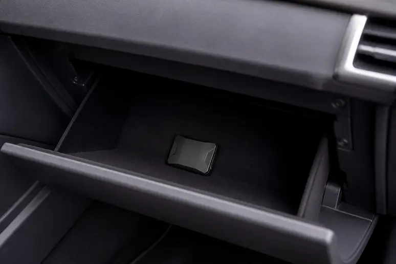 Traceur GPS TRAKmy dissimulé discrètement dans le compartiment d'un véhicule sans fil apparent