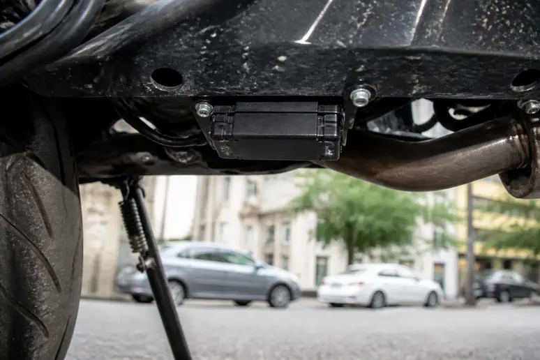 Boîtier de géolocalisation TRAKmy installé solidement sous le châssis d'une moto urbaine