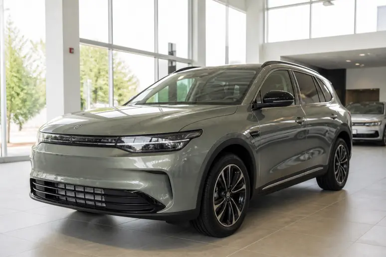 Véhicule exposé en concession représentant les différentes options de financement automobile