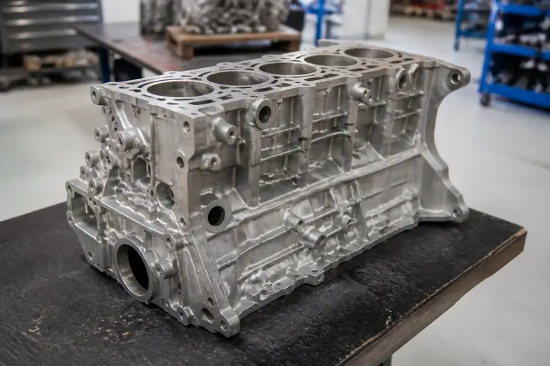 Bloc moteur en aluminium d'une version M57N2 posé sur un établi dans un atelier automobile.