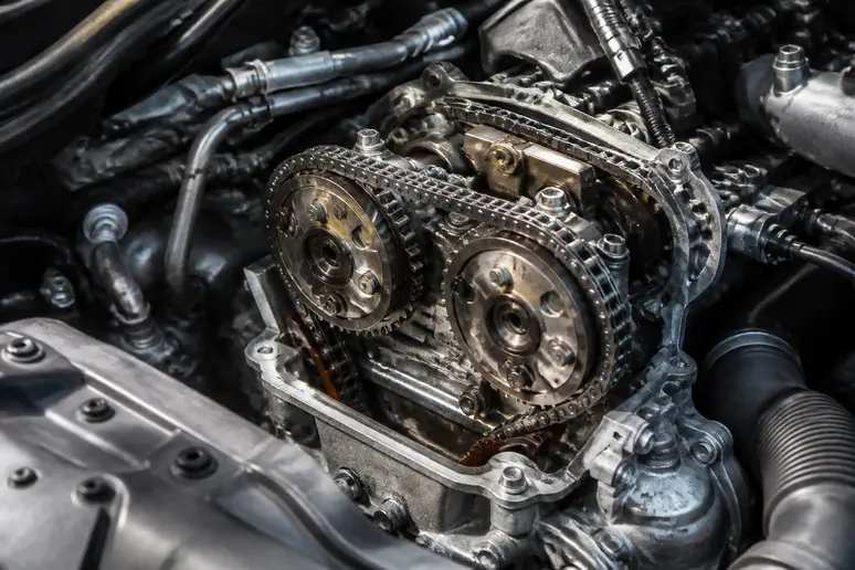 Moteur de la citroen c3 2025 avec sa chaîne de distribution métallique apparente