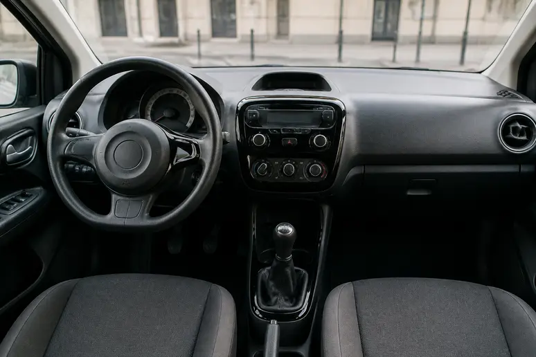 Habitacle et planche de bord épurés de la citroen c3 2025 en finition d'accès