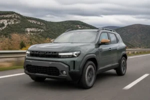 Un duster-2025 roule à allure soutenue sur une voie rapide lors d'un essai routier