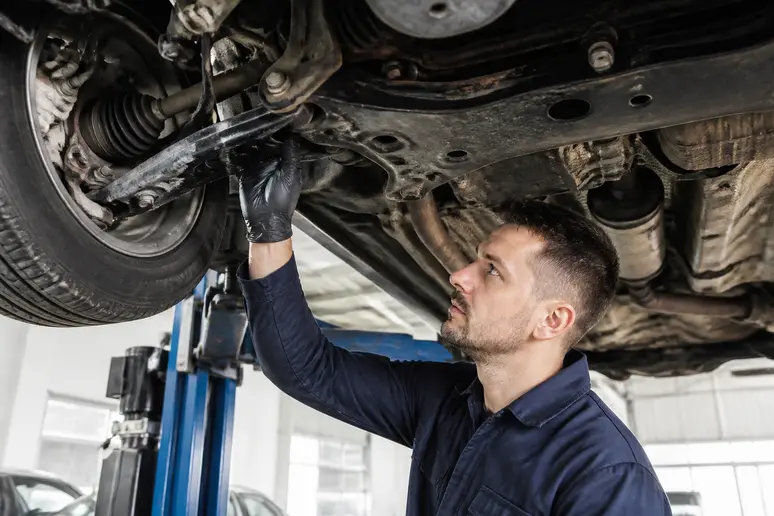 Inspection technique du soubassement d'un véhicule d'occasion sur un pont élévateur