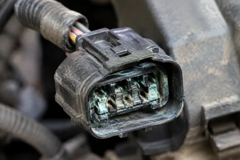Connecteur de faisceau électrique oxydé présentant des traces de corrosion sur les broches du capteur