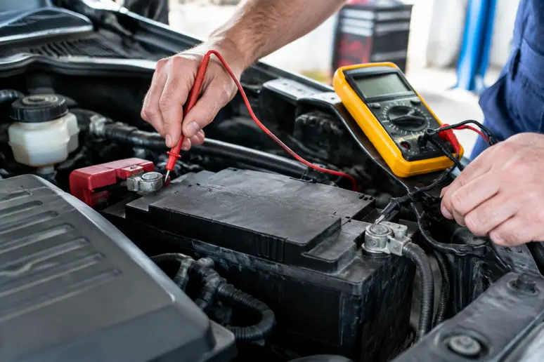 Contrôle de la tension de charge d'une batterie automobile avec un multimètre numérique