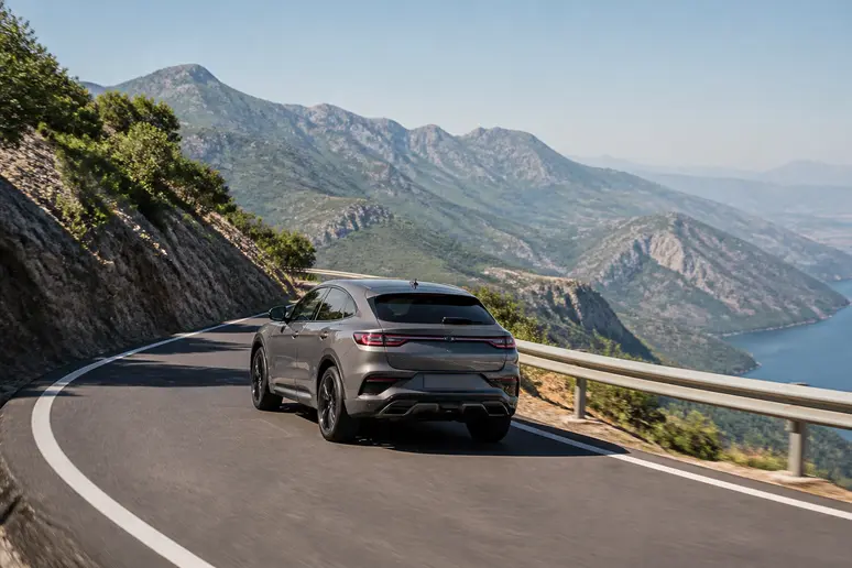 Renault Arkana RS Line en circulation sur route de montagne