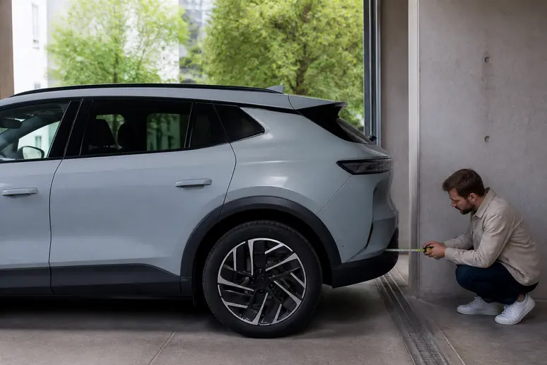 Illustration d’un SUV en stationnement ; vérifier les dimensions constructeur du modèle choisi