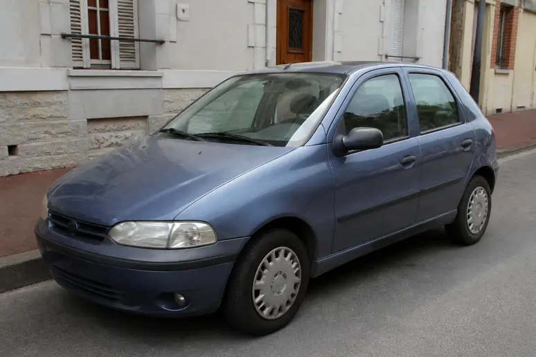 Citadine d’occasion illustrant une alternative à l’achat d’une voiture neuve