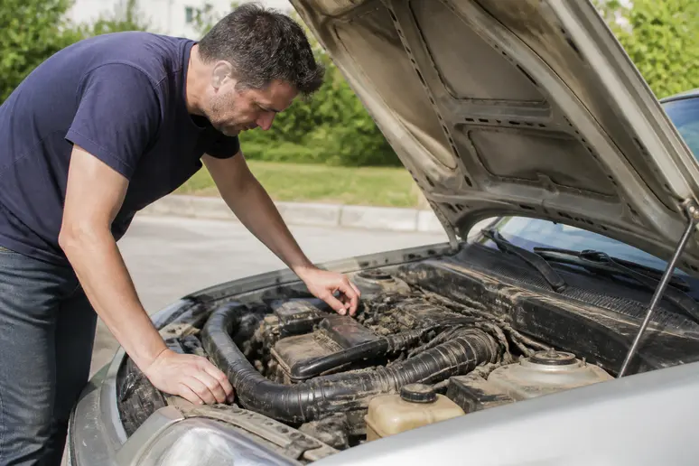Inspection du compartiment moteur d’une voiture d’occasion avant achat